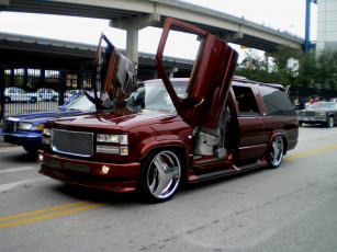 Картинка автомобили выставки уличные фото