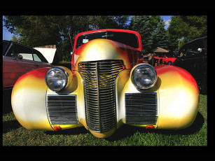 Картинка автомобили выставки уличные фото