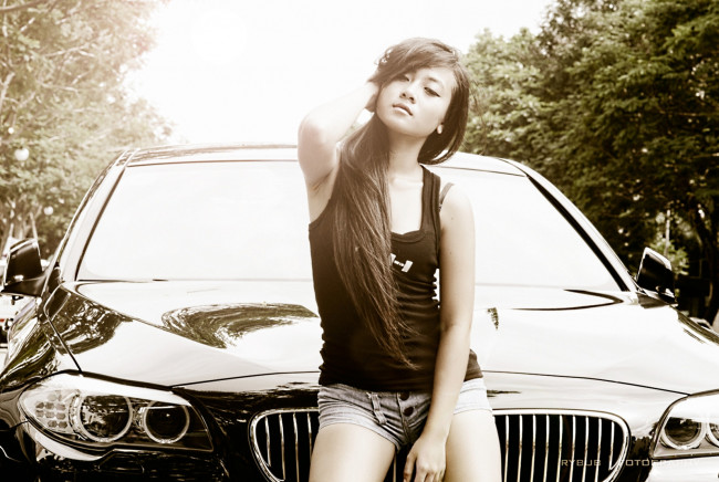 Обои картинки фото автомобили, авто, девушками, азиатка, волосы, шорты, бмв