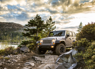 Картинка 2013 jeep wrangler unlimited rubicon автомобили ели река горы