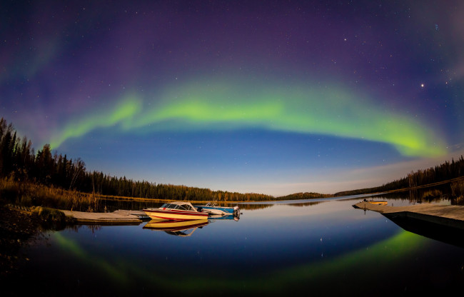 Обои картинки фото корабли, катера, северное, сияние, звезды, небо, лес, река