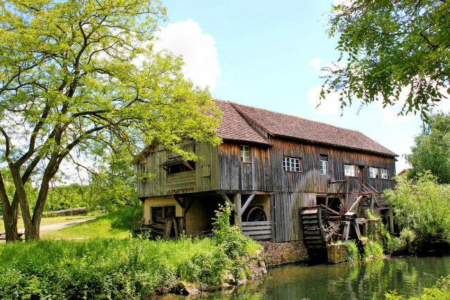 Обои картинки фото разное, мельницы, деревья, сломанное, колесо, мельница, трава, заводь, река