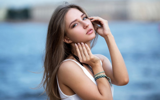 Обои картинки фото девушки, -unsort , брюнетки,  шатенки, маникюр, браслеты, майка