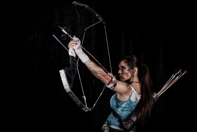 Обои картинки фото разное, cosplay , косплей, фон, девушка, стрела, лук, взгляд