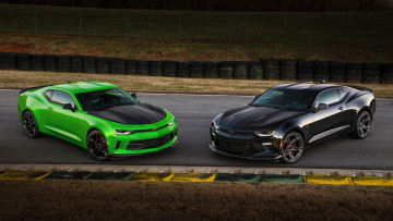 обоя chevrolet camaro 1le green and camaro ss 1le black 2017, автомобили, camaro, green, chevrolet, 2017, black, 1le, ss