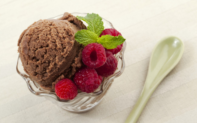 Обои картинки фото еда, мороженое,  десерты, малина, мята, шоколадное