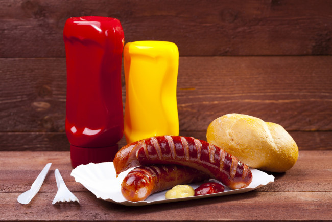 Обои картинки фото еда, колбасные изделия, горчица, кетчуп, булочка, колбаска