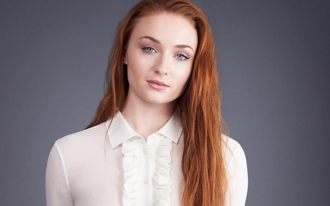 Обои картинки фото девушки, sophie turner, поза