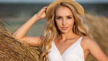 Картинка девушки кристина+дикая девушка модель блондинка красотка поза взгляд макияж сено солома шляпа лето кристина дикая