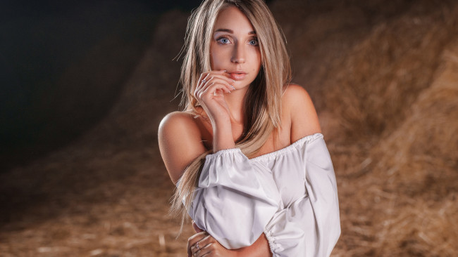 Обои картинки фото daria german, девушки, дарья герман, daria, german, дарья, герман, девушка, модель, блондинка, поза, красотка, сено, солома, флирт, стройная, сексуальная