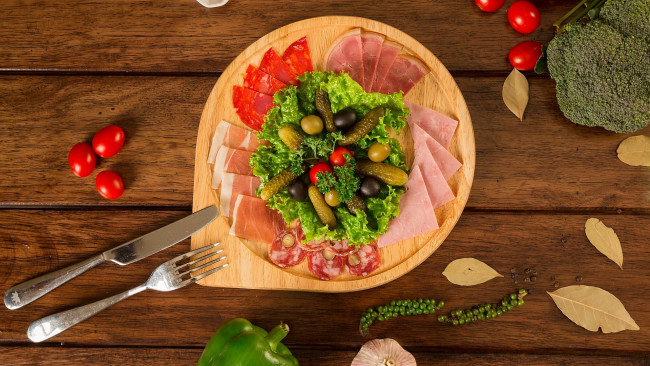 Обои картинки фото еда, колбасные изделия, овощи, нарезка, колбаса, ассорти