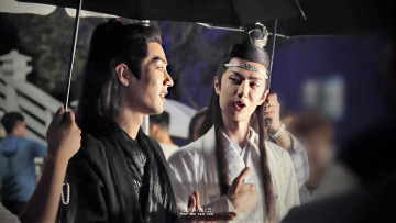 Картинка разное знаменитости ван ибо сяо чжань костюмы люди съемки зонты