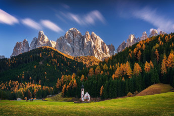 Картинка города валь-де-фюнес +санта-маддалена+ италия горы лес костел