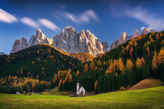 Обои картинки фото города, валь-де-фюнес,  санта-маддалена , италия, горы, лес, костел