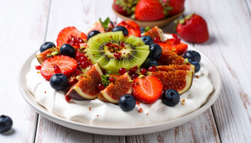 обоя еда, пирожные,  кексы,  печенье, киви, инжир, клубника, пирожное, безе