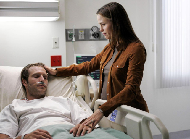 Обои картинки фото кино фильмы, alias, женщина, забота, беременная, жакет, больница, кровать, мужчина, больной