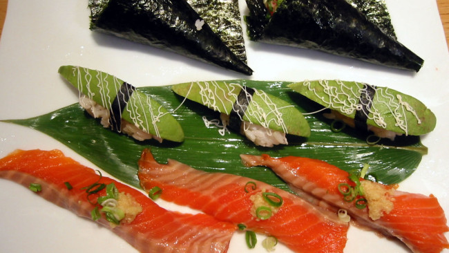 Обои картинки фото еда, рыба,  морепродукты,  суши,  роллы, суши, лосось