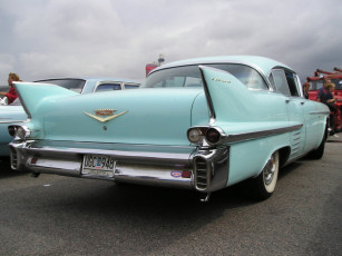 Картинка cadillac автомобили выставки уличные фото