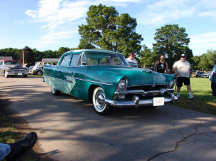 Картинка автомобили выставки уличные фото