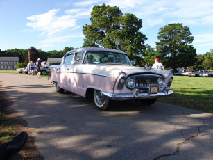 Картинка автомобили выставки уличные фото