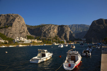 Картинка корабли порты причалы горы река здания лодки