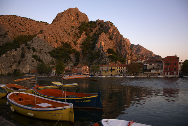 Обои картинки фото корабли, порты, причалы, море, дома, гора