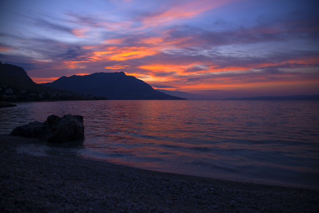 Обои картинки фото природа, восходы, закаты, вода, берег, гора, закат