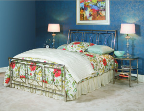 Картинка интерьер спальня ровать подушки светильник тумбочка