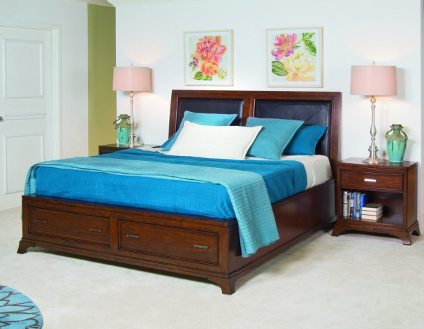 Обои картинки фото интерьер, спальня, ровать, подушки, светильник, тумбочка