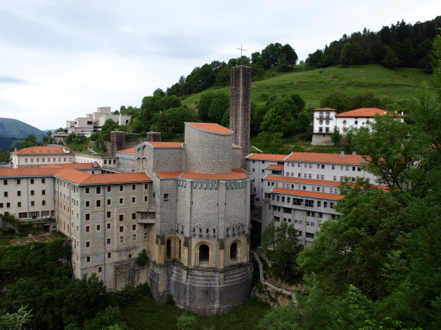 Обои картинки фото испания, страна, басков, оньяте, города, здания, дома, горы