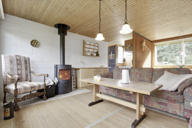 Обои картинки фото интерьер, гостиная, камин, диван, стол