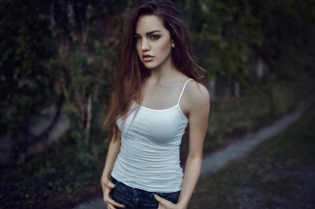 Картинка девушки -unsort+ брюнетки +шатенки взгляд майка джинсы губки