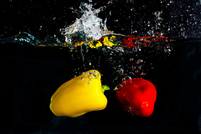 Обои картинки фото еда, перец, перчики, брызги, вода