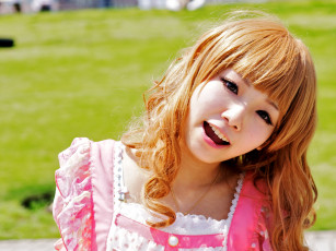 обоя mahore himemiya, девушки, рыжая, улыбка, поляна, японка