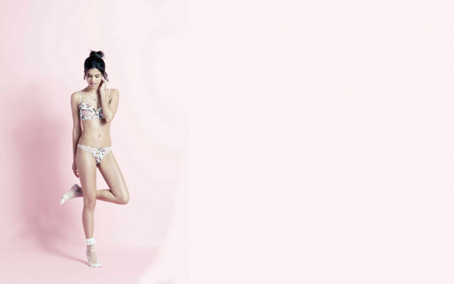 Обои картинки фото девушки, sara sampaio, модель, сара, сампайо, носки, кулон, белье