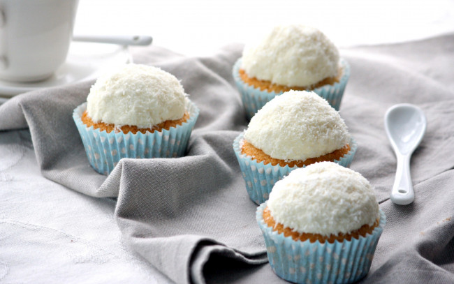 Обои картинки фото еда, пирожные,  кексы,  печенье, кокосовая, стружка, кексы