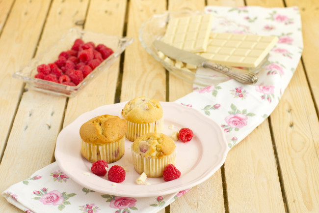 Обои картинки фото еда, пирожные,  кексы,  печенье, шоколад, кексы, малина