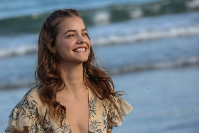 Обои картинки фото девушки, barbara palvin, модель, платье, море, радость, берег