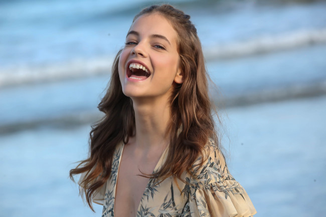 Обои картинки фото девушки, barbara palvin, модель, платье, море, радость, смех