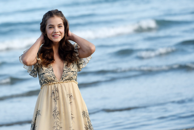 Обои картинки фото девушки, barbara palvin, модель, платье, улыбка, море