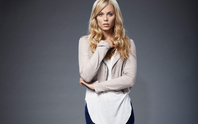 Обои картинки фото laura vandervoort, девушки, лора, вандервурт, фотосъемка, бежевая, куртка, красавица, канадская, актриса, знаменитости, блондинки