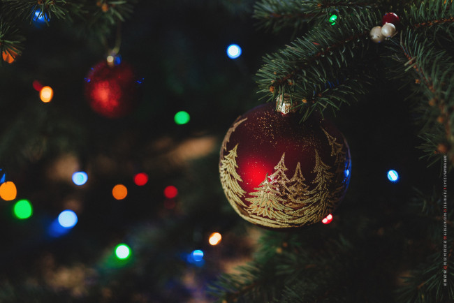 Обои картинки фото календари, праздники,  салюты, шар, игрушка, ветка