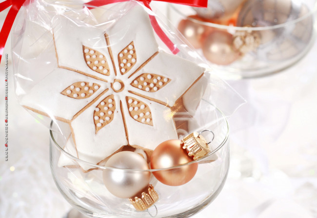 Обои картинки фото календари, праздники,  салюты, печенье, шар, игрушка