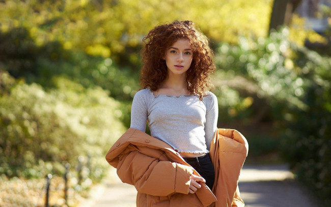 Обои картинки фото девушки, - рыжеволосые и разноцветные, девушка, модель, молодая, девчонка, рыжеволосая, красотка, красавица, флирт, стройная, фигура, сексуальная, секси, поза, взгляд