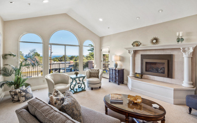 Обои картинки фото интерьер, гостиная, диван, кресла, подушки, пальма