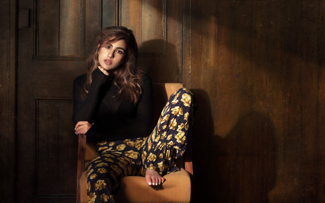 Обои картинки фото sara ali khan, девушки, sara, ali, khan, шатенка, индия, bollywood, актриса, причёска, девушка, модель, красотка, красавица, флирт, стройная, фигура, сексуальная, секси, поза, взгляд, макияж