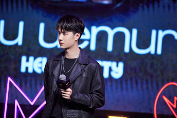 Картинка мужчины wang+yi+bo куртка цепь микрофон