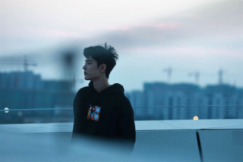 Картинка мужчины xiao+zhan актер толстовка ограждение