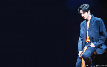 Картинка мужчины wang+yi+bo актер костюм стул