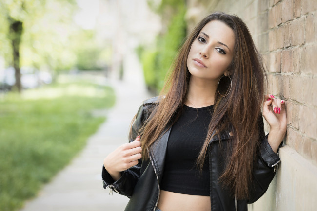 Обои картинки фото девушки, - брюнетки,  шатенки, русая, топ, куртка, стена, карлотта, ранзе